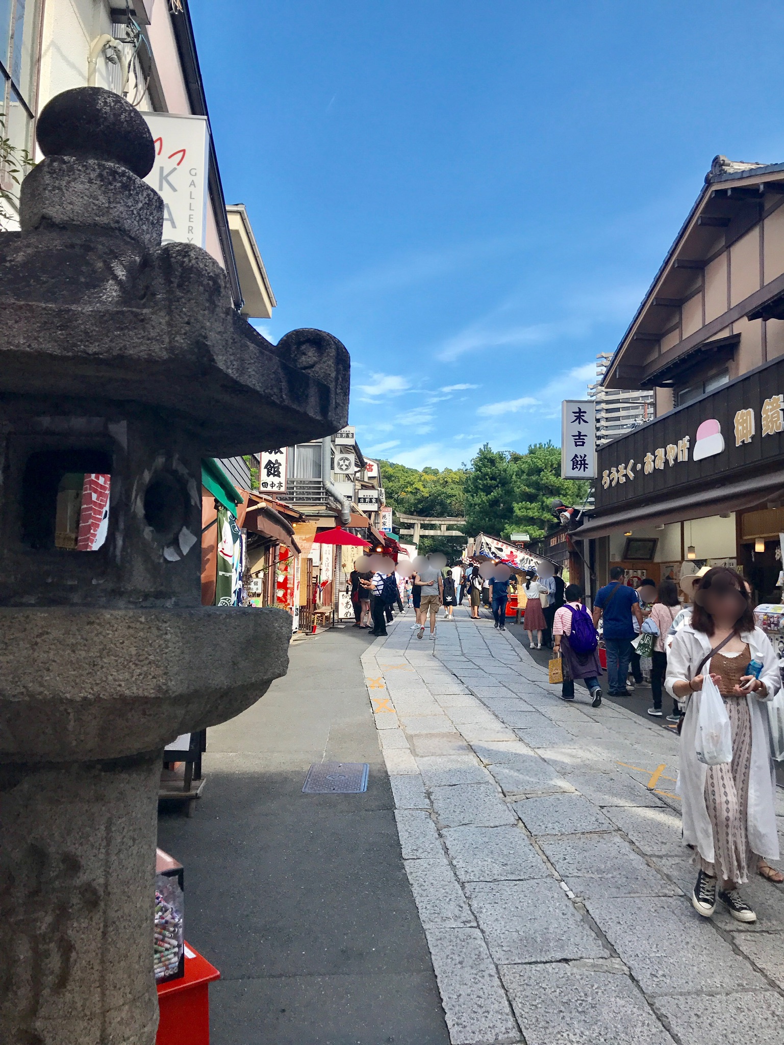 にぎやかな参道
