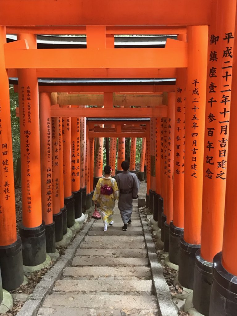 鳥居をくぐる和服の2人